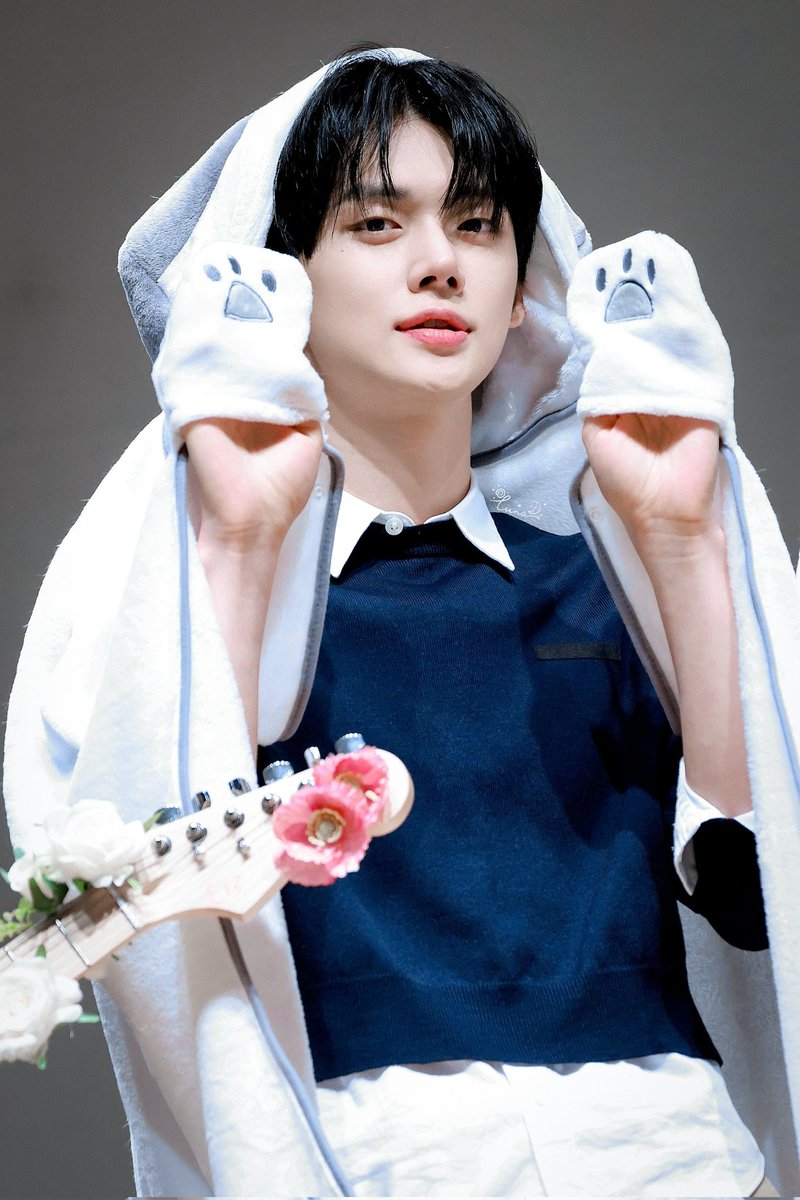 yeomcjun's tweet photo. D+1 Yosiana's 1st Birthday 🎂

Kostum menghadiri ulang tahun anak sendiri 😭 kerjaan dedek nih request beginian :' yang penting bocahnya happy deh
t. @jaemieyn https://t.co/tNJ7blRXC5