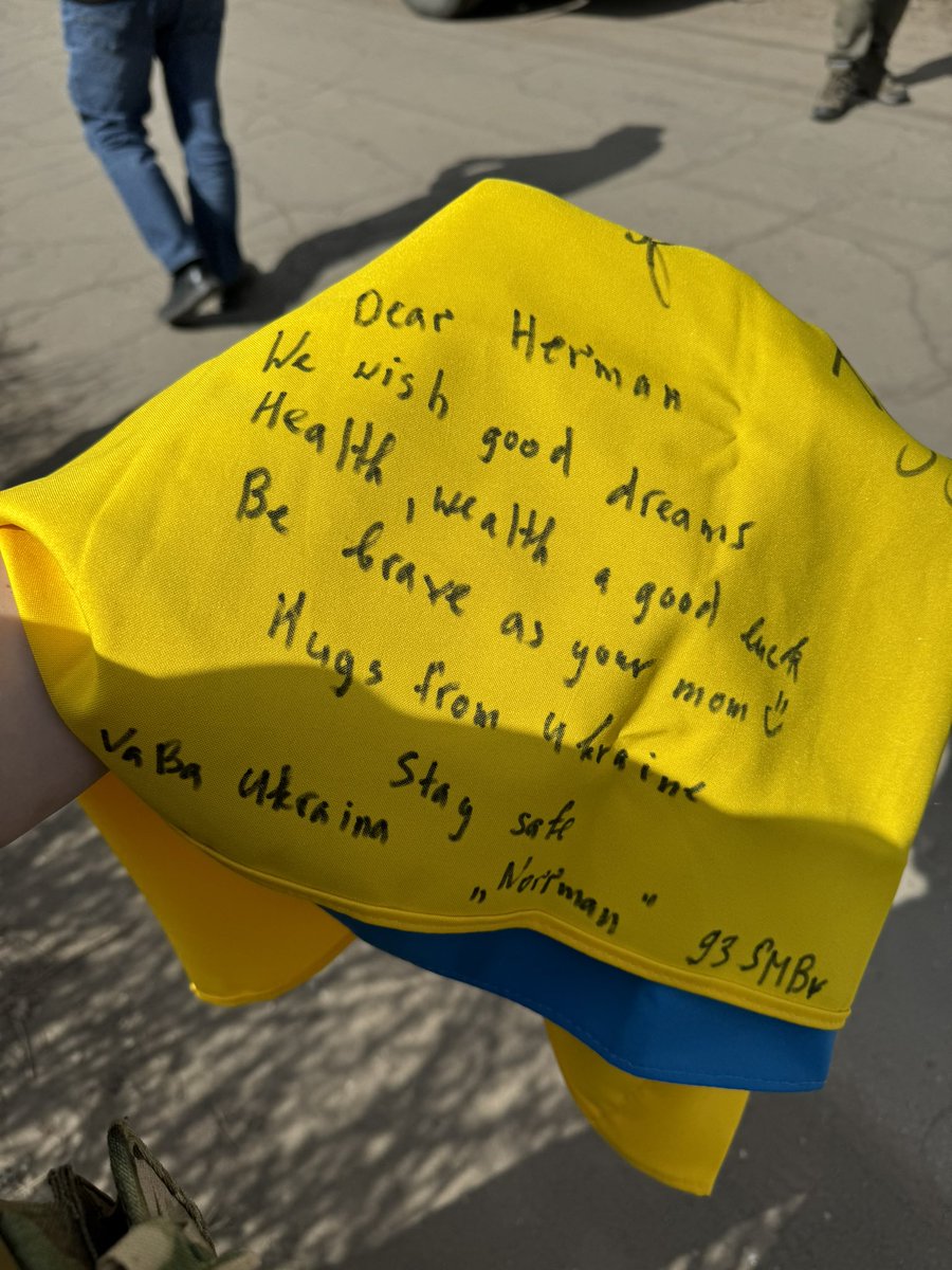 Luisavark's tweet photo. 8 aastat + 1000 päeva sõda, lõhutud perekondi, tapetud häid inimesi, vanemateta lapsi ja vanemaid ilma lasteta. 

Isegi mu 5 aastane tütar ja 7 aastane poeg teavad, et Ukrainas on kõige paremad ja vapramad sõdurid. 

Naise, ema ja Riigikogu väliskomisjoni liikmena on raske mõista, et ikka veel on Euroopa juhtide seas pehmosid, kes püüavad oma sisepoliitilisi probleeme lahendada telefonikõnega agressorriigi diktaatorile. Et ikka veel leitakse õigustusi, miks Venemaa militaarobjekte pikamaarelvadega rünnata ei tohi. Euroopa ei tohi end tunda tegelikust nõrgemana ja vaevelda teise maailmasõja-aegsetes kompleksides, vajame kindlameelsust ja otsustavust. 

Abi ja ühtsus Ukrainale on olnud muidugi suurem kui enne eskaleerumist loota julgesime, kuid siiski mitte piisav, et oma maad ja rahvast kaitsev Ukraina sõja kiiresti võidaks.

Saadan kõigile Ukraina sõpradele vastupidavust, et võit koju tuua!