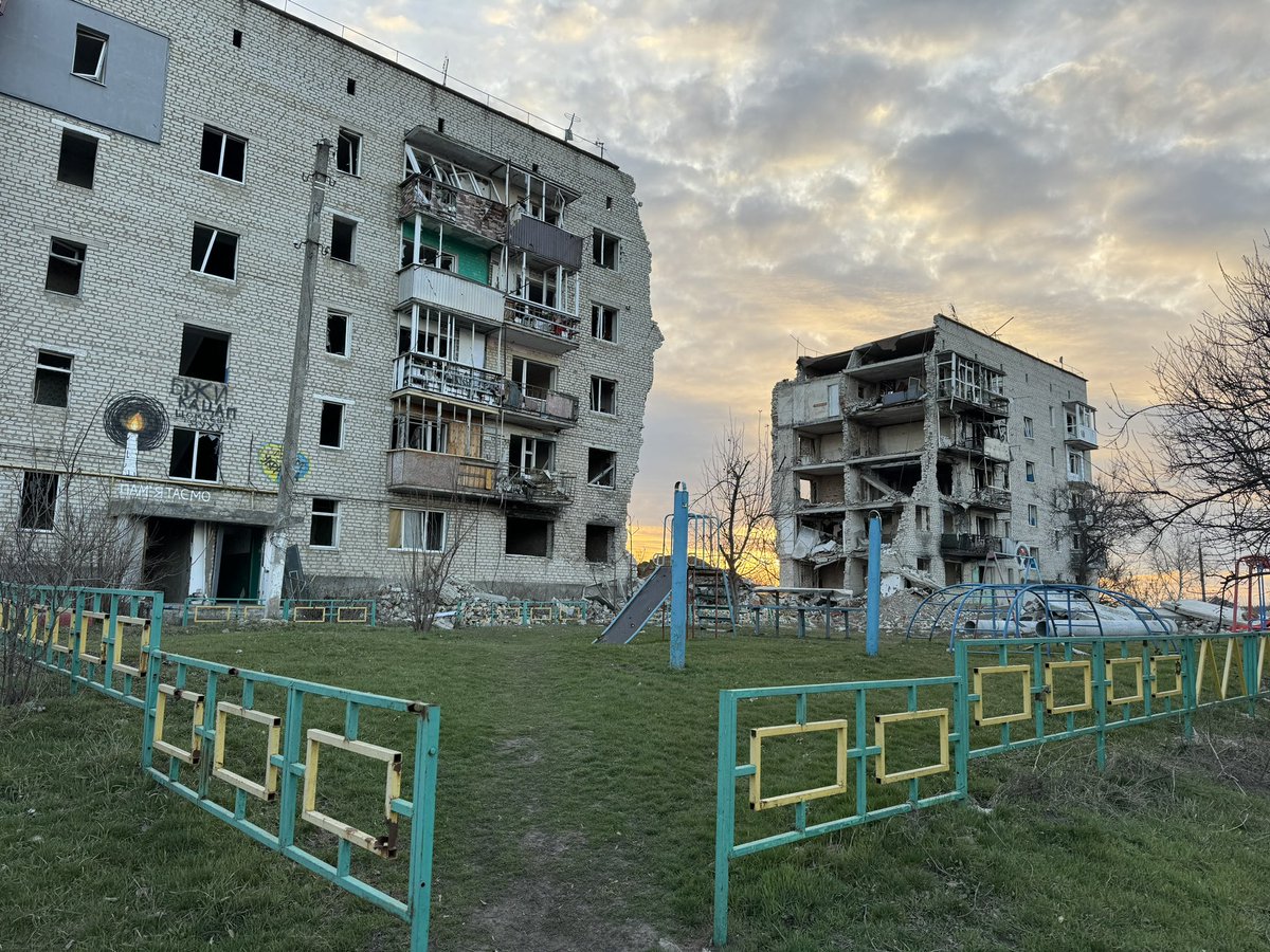 Luisavark's tweet photo. 8 aastat + 1000 päeva sõda, lõhutud perekondi, tapetud häid inimesi, vanemateta lapsi ja vanemaid ilma lasteta. 

Isegi mu 5 aastane tütar ja 7 aastane poeg teavad, et Ukrainas on kõige paremad ja vapramad sõdurid. 

Naise, ema ja Riigikogu väliskomisjoni liikmena on raske mõista, et ikka veel on Euroopa juhtide seas pehmosid, kes püüavad oma sisepoliitilisi probleeme lahendada telefonikõnega agressorriigi diktaatorile. Et ikka veel leitakse õigustusi, miks Venemaa militaarobjekte pikamaarelvadega rünnata ei tohi. Euroopa ei tohi end tunda tegelikust nõrgemana ja vaevelda teise maailmasõja-aegsetes kompleksides, vajame kindlameelsust ja otsustavust. 

Abi ja ühtsus Ukrainale on olnud muidugi suurem kui enne eskaleerumist loota julgesime, kuid siiski mitte piisav, et oma maad ja rahvast kaitsev Ukraina sõja kiiresti võidaks.

Saadan kõigile Ukraina sõpradele vastupidavust, et võit koju tuua!
