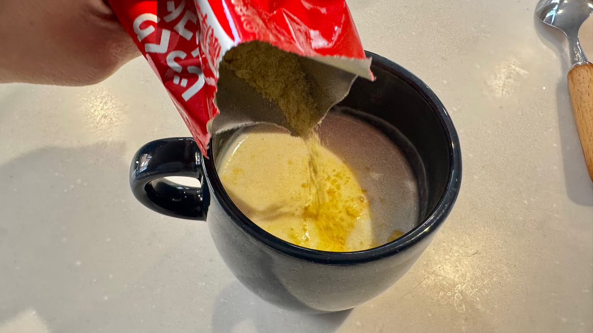 zennoh_food's tweet photo. さ、寒すぎ…こんな日は簡単なのに超リッチなコンポタはどうでしょう。お湯ではなく温めた牛乳にコンポタの粉を溶かして、ヨーグルト30g(約大さじ2)を混ぜたらお好みで塩胡椒するだけ。一口飲んだら「私はいまレストランにいるのだろうか…？」となる本格的な味わいです。さあ温かいものでご自愛ご自愛 https://t.co/AN9TdkHvmS