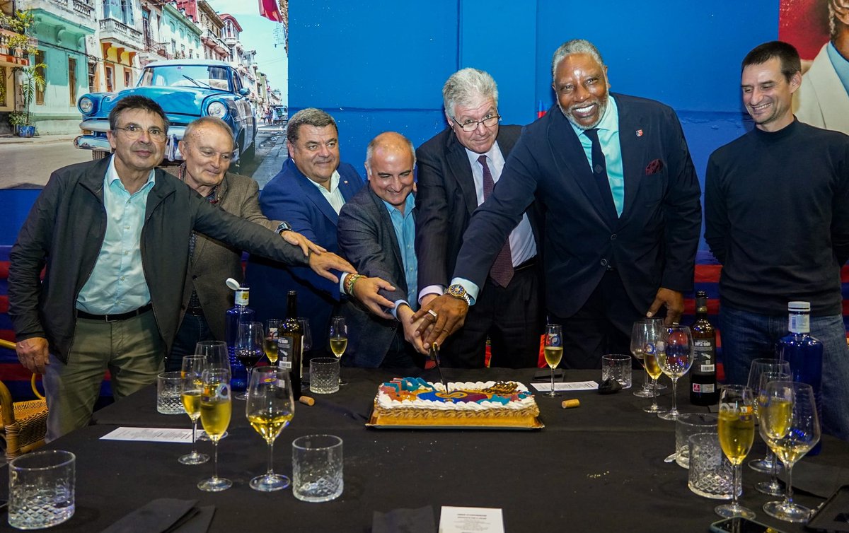 FCBPenyes's tweet photo. @FCBjugadors @atomicdog14 🎂 PB Ripollet celebrated its 50th anniversary on Sunday with a commemorative meal

The event was attended by Jordi Costa, member of the Social Commission, Audie Norris, ambassador of FC Barcelona, and Paco Nieto, former player and member of @FCBjugadors 

🎉 Congratulations! https://t.co/KPvCyl8dmv