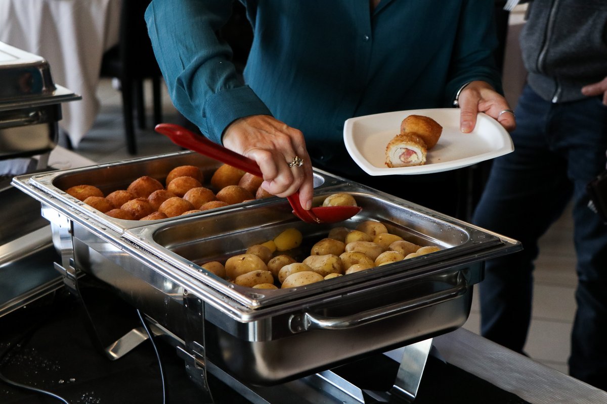 Rencontre Gastronomique à l’E2C 🍲👨🏽‍🍳

Le restaurant de l’E2C a ouvert ses portes à une cinquantaine de professionnels venu déguster des mets savoureux préparés par l'équipe restauration. 

L’entièreté des produits a été fournie par SYSCO. 

Une belle occasion d’échanger !

#E2C