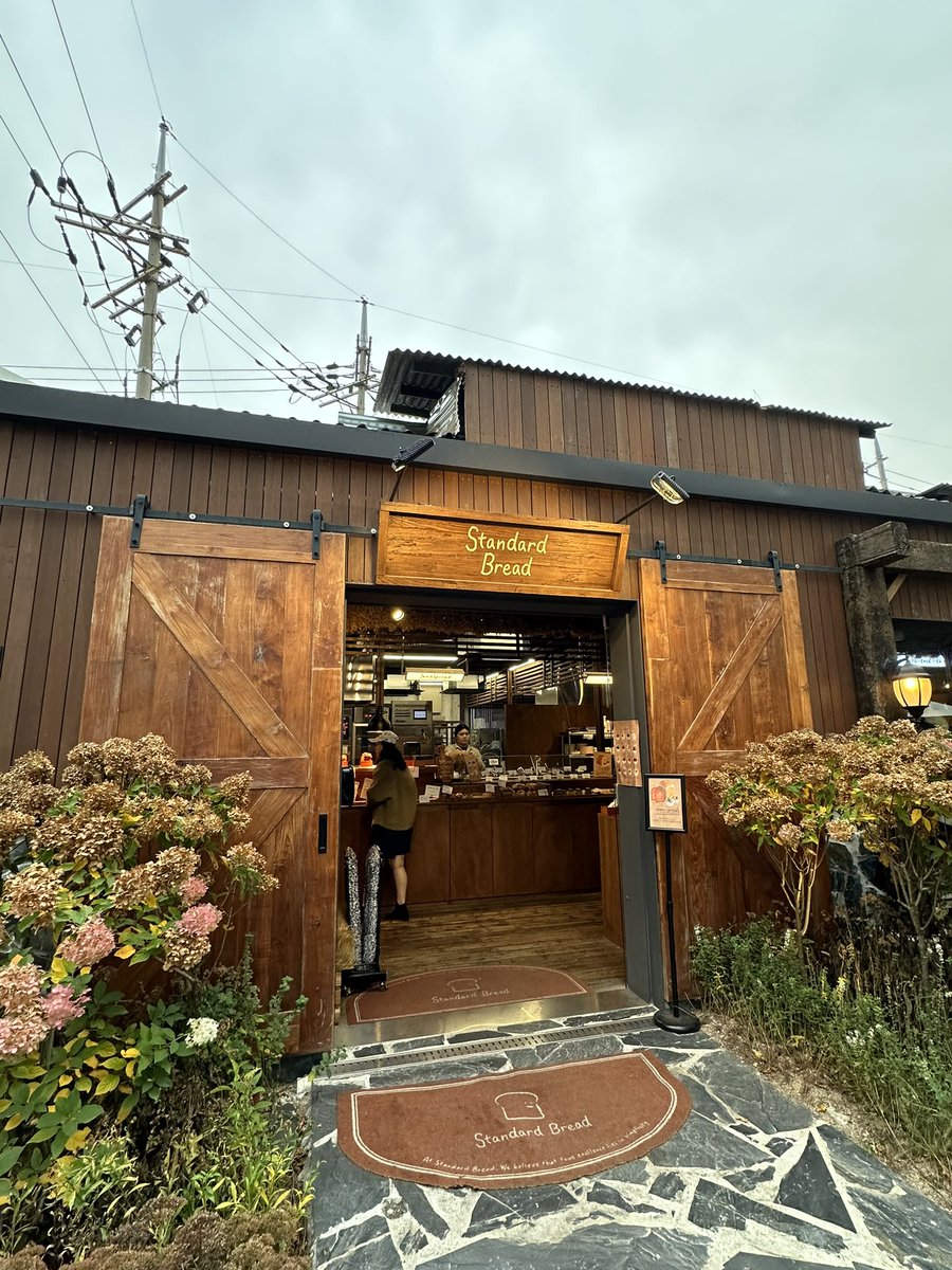 ruu34__'s tweet photo. 聖水でやたらこのパン屋さんの紙袋持ってる人見るなぁって思ってたんだけど、今アツイカフェだったみたい🍞☕️
インスタ映えの外観+いつ行っても30分以内の出来立てのパンが食べられるカフェでフレンチトーストが最高に美味しすぎた…
平日に行っても常にウェイティングだから絶対チェックするべき✅ https://t.co/7XjwhBFuXw