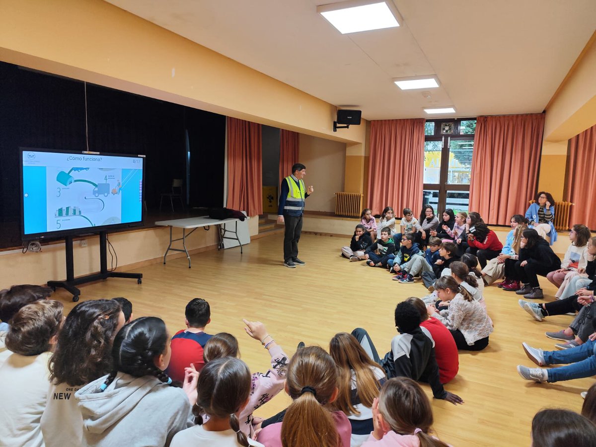 Charla de Alejandro,del Banco de alimentos de Asturias, para sensibilizar sobre la necesidad de ser solidarios.Esta semana podéis colaborar con la GRAN RECOGIDA DE ALIMENTOS, por el fin de la pobreza y hambre 0. Proyecto medioambiental y solidario: 'No tires comida, reparte vida'