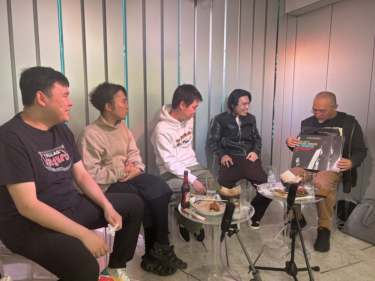昨日のキキジャズ部、たくさんの方にリアルタイムでご覧いただきました✨アーカイブ残ってますので、まだ見てない方はどのアルバムが俺たちのNo.1になったかぜひチェックしてくださいね！！

そしてカメラが止まった後、顧問の徹さんがなにやら別のレコードを取り出し……。