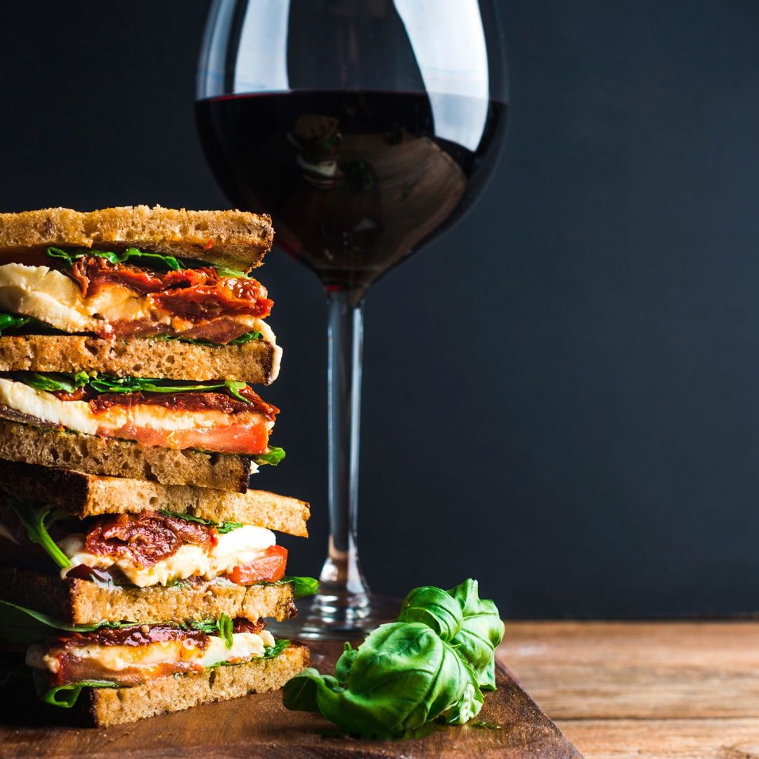 🥪🍷 ¿Sabías que un buen vino puede transformar tu sándwich en una experiencia gourmet? Descubre los mejores maridajes para tus sándwiches favoritos en Vinícola de Castilla. Encuentra el sabor perfecto 🍇✨ 👉 buff.ly/3ALAyd6  #MaridajePerfecto #Vino