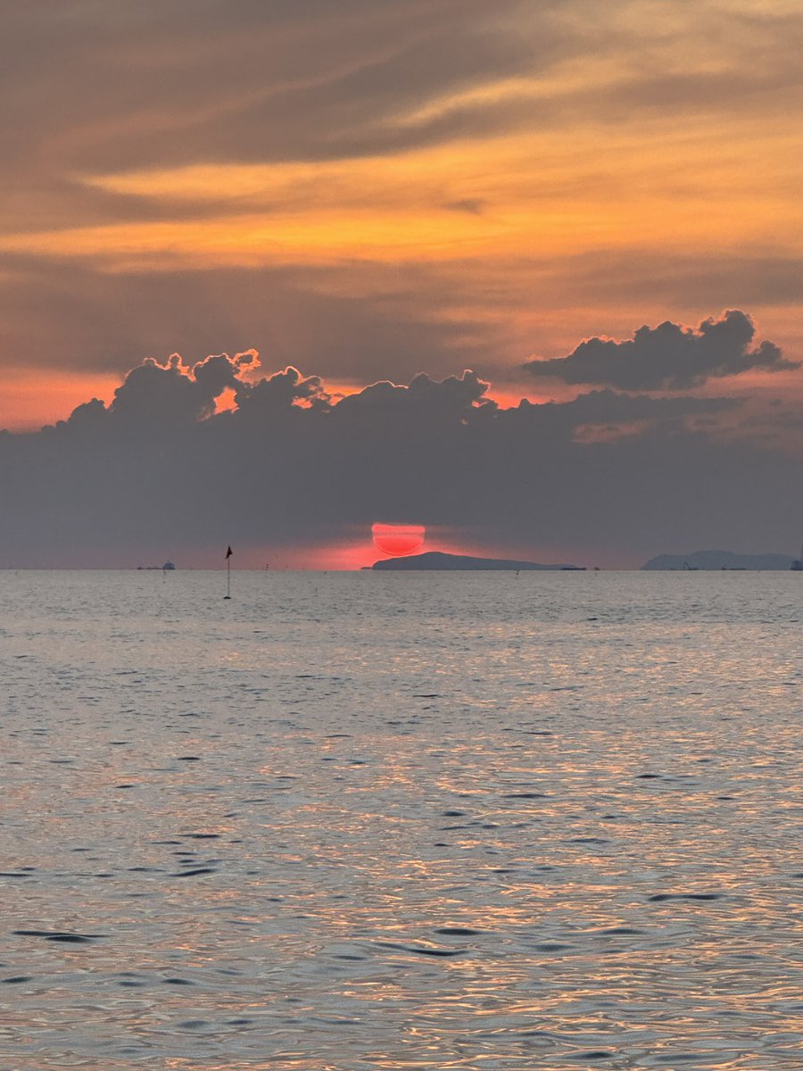yoxrgravity's tweet photo. sunset ที่ทะเลระยองวันนี้น่ารักมาก :— ) https://t.co/lCeixafzoN
