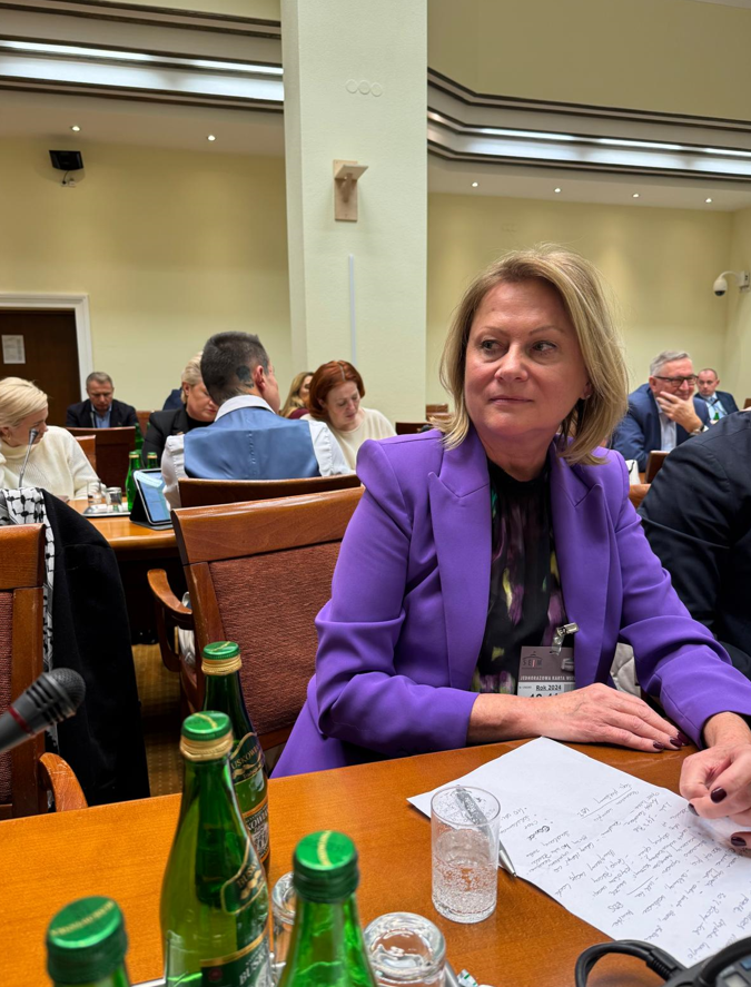 Podczas posiedzenia sejmowej Komisji Polityki Społecznej i Rodziny rozmawialiśmy nt. #ZakazHandlu w #Wigilia. W tej kwestii nadal nie wiemy na czym stoimy. Tymczasem do Wigilii zostało raptem 36 dni... Apelujemy o pozostawienie w tym roku 24.12 dniem handlowym, zaś w przypadku