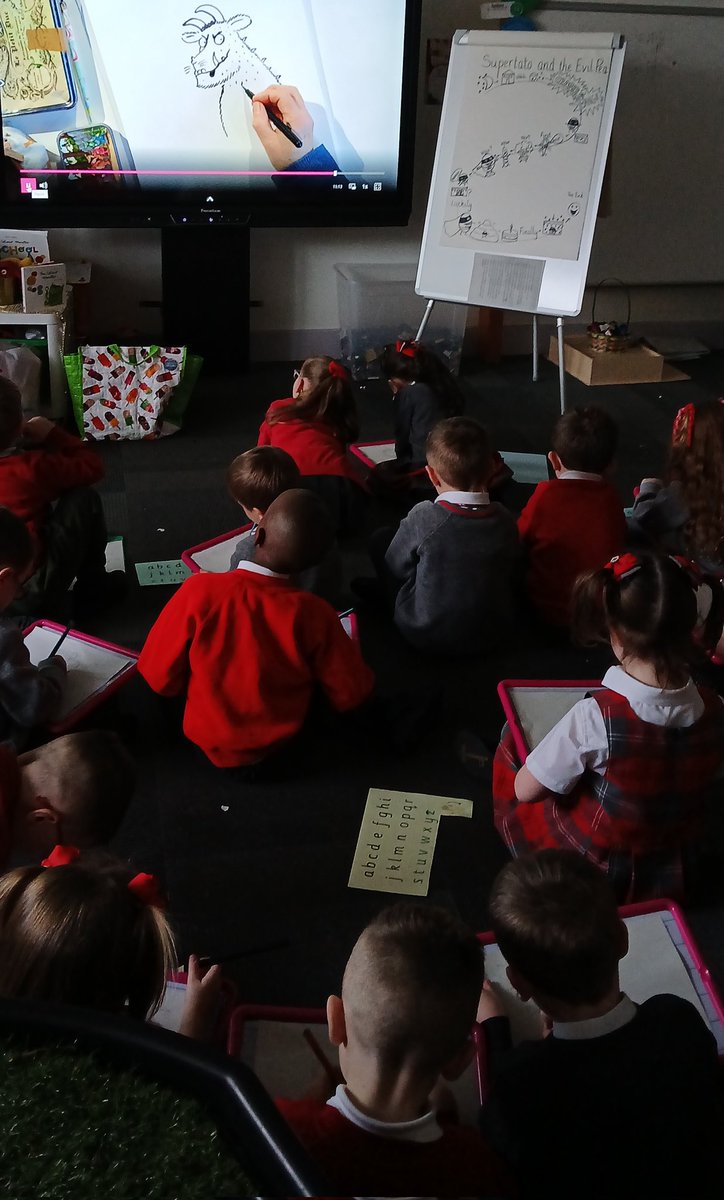 P1aNewarkPS's tweet image. We loved listening to the wonderful Axel Scheffler at authors live. He is one of our favourite illustrators. We even got to draw one of our favourite characters, The Gruffalo! He read Jonty Gentoo to us and think this could be a new favourite.❤️🐧 #BookWeekScot @NewarkPrimary