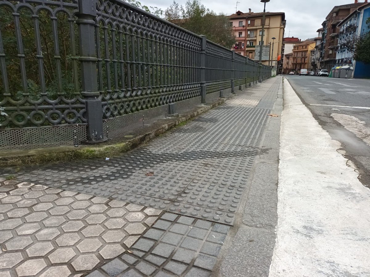 AndoaingoUdala's tweet photo. NATURA ♻️ >>> #Saremetalikoak jarri dira zubietan, zaborra ibaietara erortzea ekiditeko

➡️ @lasalleberrozpe -ko erdi mailako Soldadura eta Galdaragintzako ikasleek jarri dituzte, hitzarmena sinatu ostean

Mila esker zuen lanagatik! Urrats bat gehiago naturaren zaintzan! #andoain https://t.co/jxLVx3fXHh