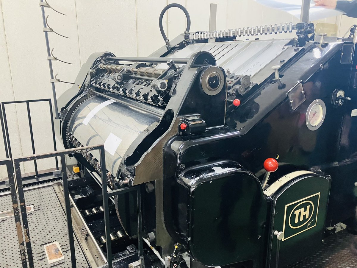 design_kenken's tweet image. 箔押しの業者様へ見学に行って来ました。
メカ感がカッコイイですね🤗