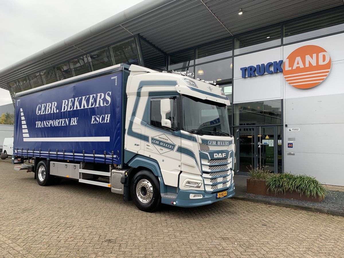 Het wachten is beloond!

Mei dit jaar was Henri van den Boogaart 30 jaar in dienst bij transportbedrijf Gebroeders Bekkers. Als dank voor zijn inzet mocht Henri een nieuwe bakwagen voor zichzelf uitzoeken. 

Namens Team Truckland veel plezierige en veilige kilometers gewenst!