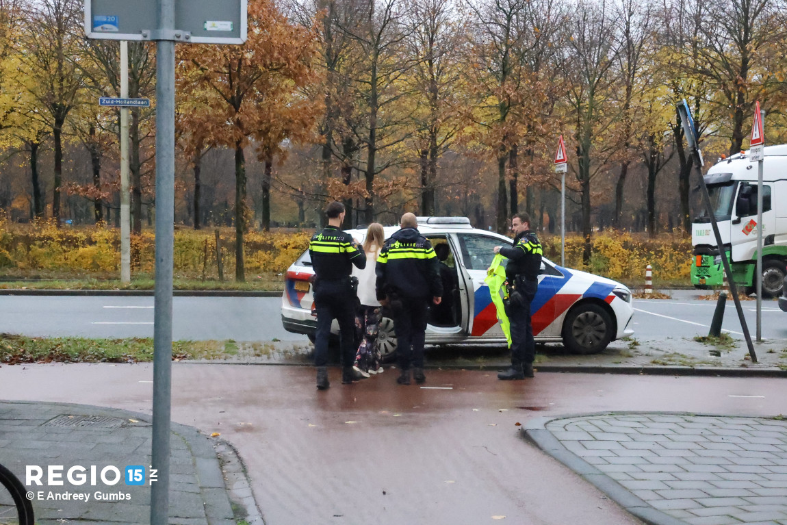 Vrouw rijdt in op passanten in Den Haag