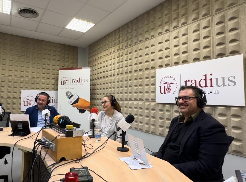 RadiUS_Sevilla's tweet photo. Y llega a nuestra web un programa de nueva creación, el #PodcastdelaFCEYE, para divulgar la actividad universitaria e investigadora. En este primer episodio, entrevistan al Decano de la facultad, el Dr. Antonio Navarro y al Dr. David Patiño.
1/2 https://t.co/1x24pNlpeU
