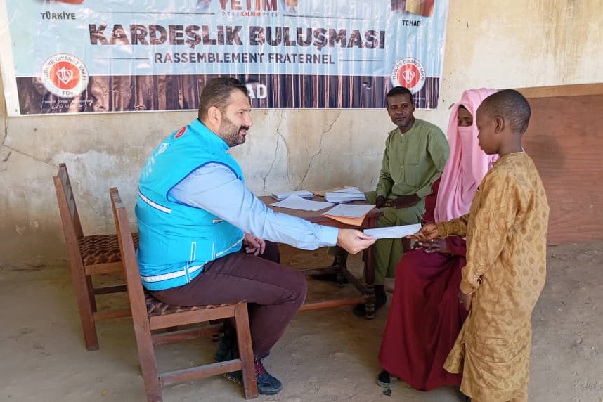 DiyanetVakfi's tweet photo. Kardeşlik bağıyla yetimlerimize şefkat elini uzatıyoruz 🥰

📍Çad’da Encemine Din Hizmetleri Müşavirliği koordinasyonunda himaye ettiğimiz yetim yavrularımızın aylıklarını Kardeşlik Buluşması kapsamında teslim ettik. 

📍Kamerun’da Yaounde Din Hizmetleri Müşavirliği aracılığıyla yetimlerimize aylıklarını ulaştırdık.

#UnutursanYetimKalır
