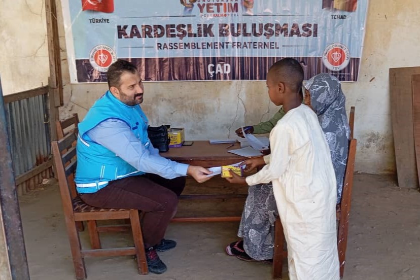 DiyanetVakfi's tweet photo. Kardeşlik bağıyla yetimlerimize şefkat elini uzatıyoruz 🥰

📍Çad’da Encemine Din Hizmetleri Müşavirliği koordinasyonunda himaye ettiğimiz yetim yavrularımızın aylıklarını Kardeşlik Buluşması kapsamında teslim ettik. 

📍Kamerun’da Yaounde Din Hizmetleri Müşavirliği aracılığıyla yetimlerimize aylıklarını ulaştırdık.

#UnutursanYetimKalır