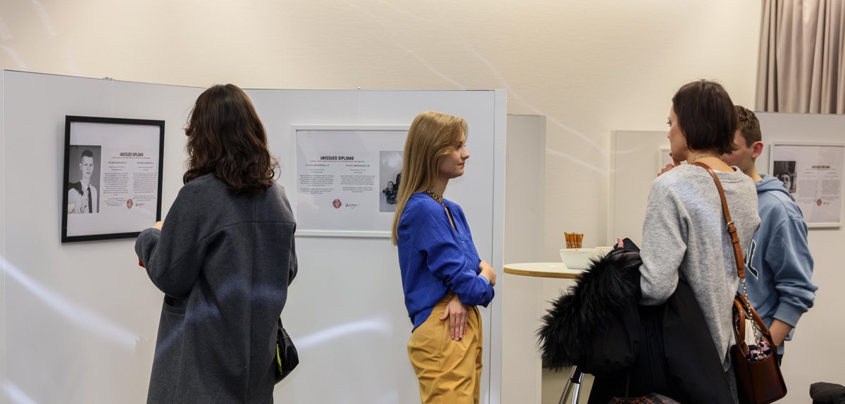 osteuropaFAU's tweet image. „Unissued Diplomas“ @UnissuedD Exhibition Opens at FAU, commemorating Ukrainian students whose lives were cut short by the Russian invasion
osteuropa.phil.fau.de/2024/11/19/uni…