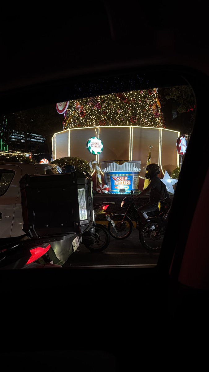 Ang chaks ng URC brand decor sa Ortigas Christmas decor. I know sponsored siya but kailangan ba yung large format mismo ng produkto niyo yung nandyan?