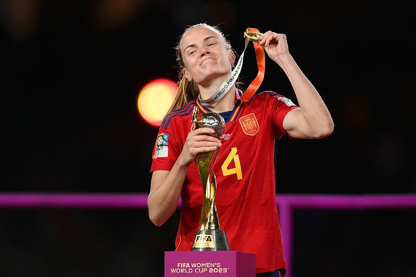 MauricioPriale's tweet photo. La cobardía de Montse Tomé y las ganas de venganza desde la RFEF, han dejado fuera a Irene Paredes de la Selección. Buscaron el "blanco fácil" ahora mismo y la excusa perfecta para hacerla a un lado, tras haber dicho verdades como puños en el documental. Los patrones y el ciclo se repiten al igual que con otras jugadoras en el pasado. Si este es el final que han querido ejecutar, solo demuestran lo ruines y rastreros que pueden ser. Nada nuevo, por desgracia. Luego presumen de cambios y tal...

Siempre en el barco de nuestra capitana. Nada va a borrar toda la historia que ha hecho y sigue haciendo.