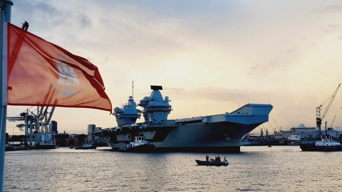 OFK_Bundeswehr's tweet photo. Der Flugzeugträger HMS Queen Elisabeth der @RoyalNavy legte im Hamburger Hafen an. Die #Heimatschützer​innen der #Bundeswehr sicherten hier erstmalig in einem realen Szenario. Ein wichtiges Signal der internationalen Zusammenarbeit und zur Einsatzbereitschaft der Truppe des #TFK. https://t.co/n4XDCoz5fy