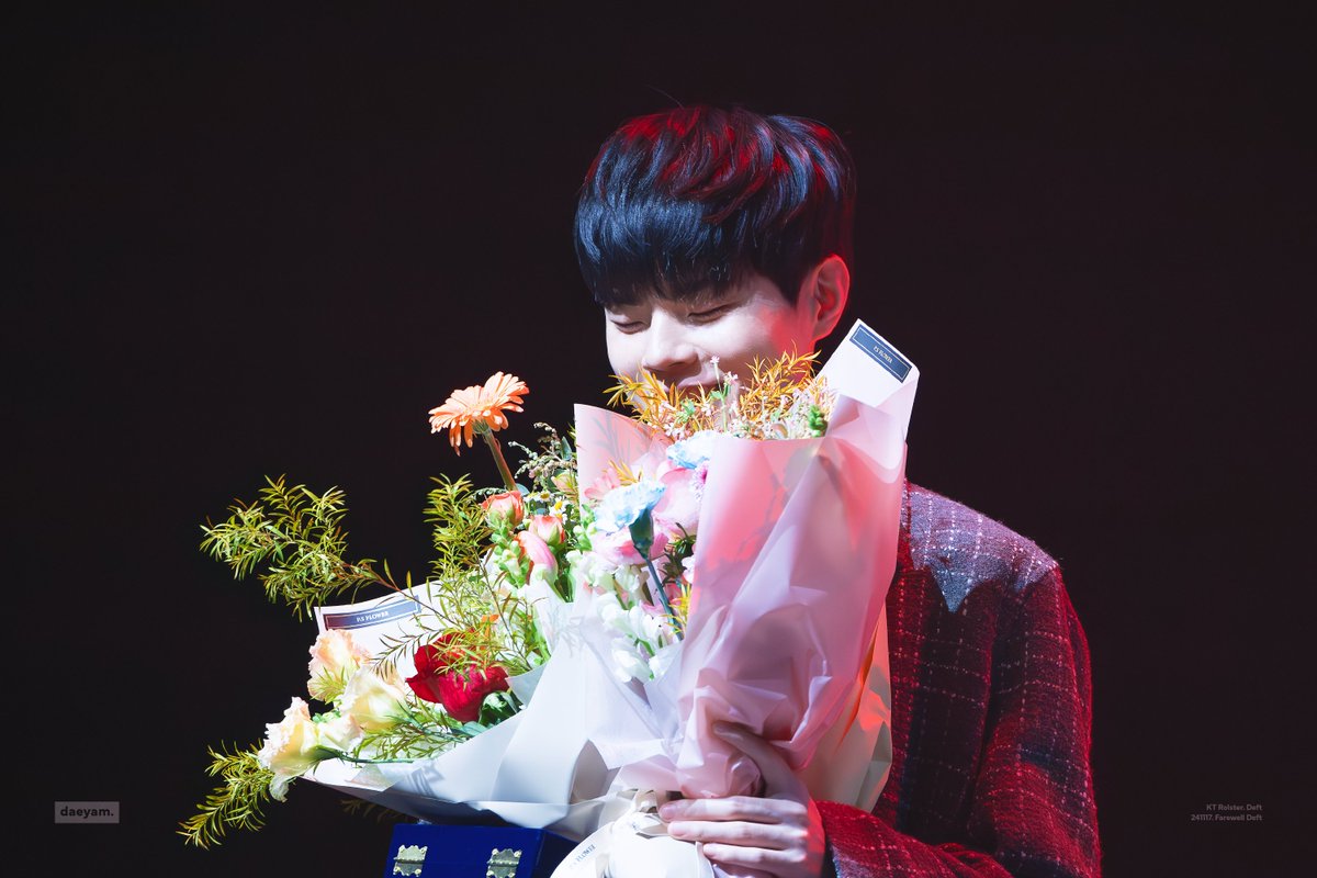 241117 Farewell Deft - 데프트 송별회
#데프트 #김혁규 

혁규야 올해도 수고했고 고생 많았어
끝이 아니니까 기다릴게 잘 다녀와😊
