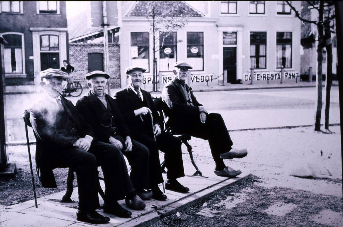 Het is vandaag internationale mannendag...
Op de foto zien we de "ouderenhangplek" voor cafe-restaurant De Spaansche Vloot ('s-Gravenzande ca. 1950).