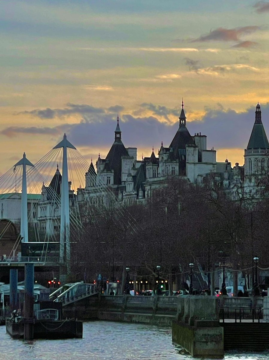 KfteK's tweet image. At dusk, the city's tranquility and bustle are intertwined. Take a walk on the bridge to feel the tranquility and beauty of this moment. 🌆🚶‍♂️