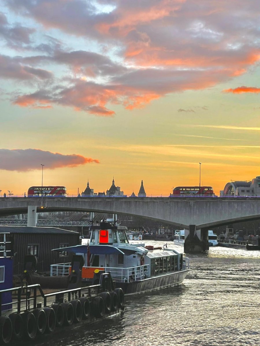 KfteK's tweet image. At dusk, the city's tranquility and bustle are intertwined. Take a walk on the bridge to feel the tranquility and beauty of this moment. 🌆🚶‍♂️