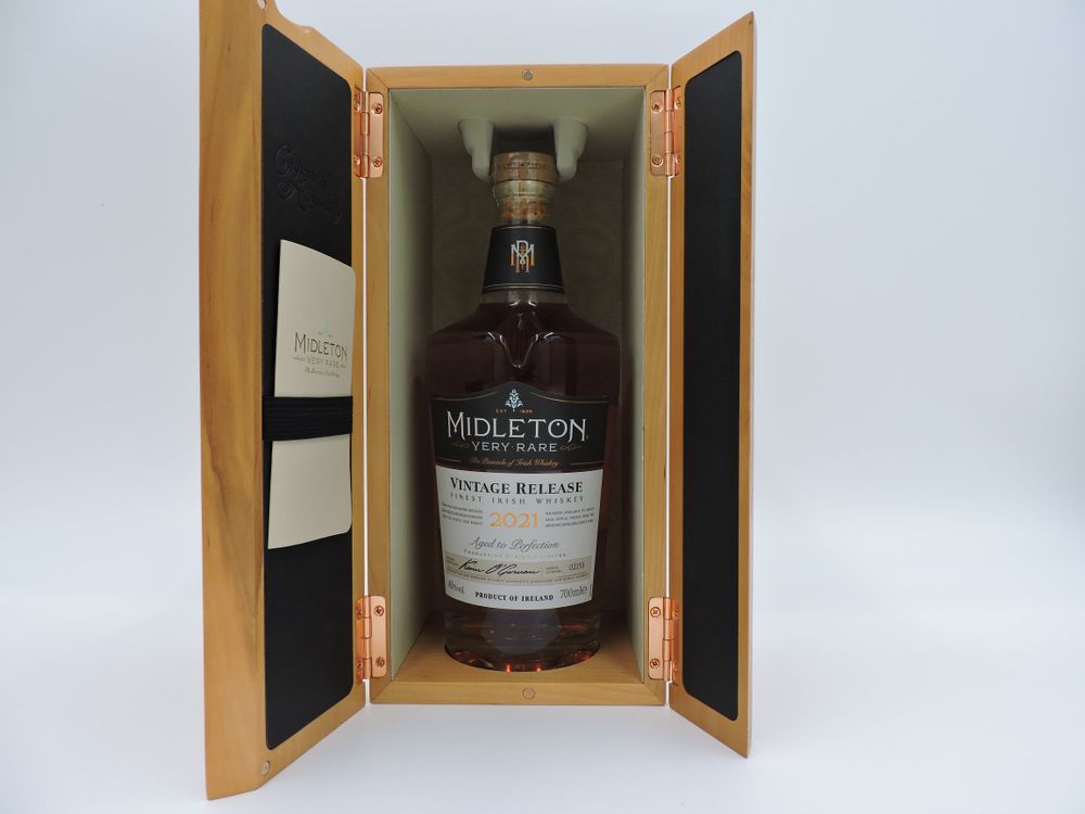 🔥 Discover Midleton: A Whisky Collector's Gem! 🔥

Crafted with a blend aged 12 to 25 years in Bourbon casks, this limited-edition Irish whiskey is a must-have. 🌟 With only a few available, it's essential for any collection.

buff.ly/3peDWmO 

#Whiskey #Collector #irish
