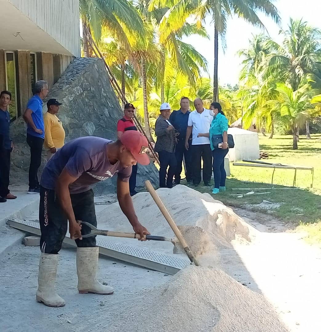 Esta mañana chequeamos los trabajos que se ejecutan en el puente Dos Mareas en #MediaLuna y el Monumento Las Coloradas en #Niquero, en ambas se avanza en la ejecución del cronograma.
Puntualizamos la necesidad de recuperar los atrasos para cumplir con las fechas pactadas.