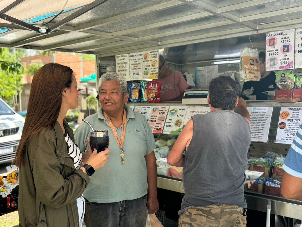 JenniferNoro's tweet photo. MERCADOS BONAERENSES🍎🍉

Estamos muy contentos de haber recibido en Villa Mitre, esta gran política pública de nuestro gobernador @kicillofok que cuida el bolsillo de los vecinos y vecinas

Gracias @jjosemussi por elegir nuestro barrio para traer estas propuestas tan importantes https://t.co/WYnsjuZiXL