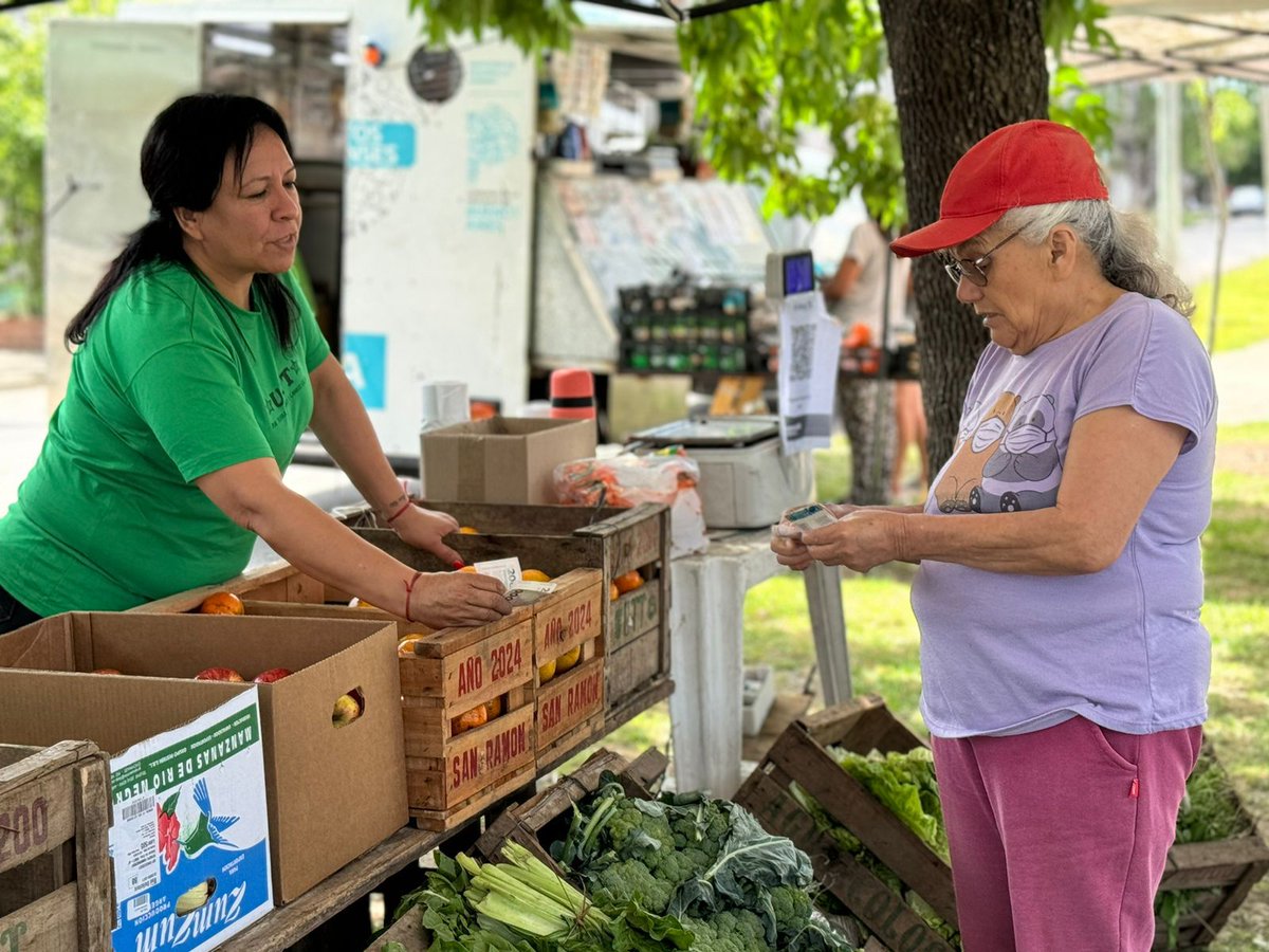 JenniferNoro's tweet photo. MERCADOS BONAERENSES🍎🍉

Estamos muy contentos de haber recibido en Villa Mitre, esta gran política pública de nuestro gobernador @kicillofok que cuida el bolsillo de los vecinos y vecinas

Gracias @jjosemussi por elegir nuestro barrio para traer estas propuestas tan importantes https://t.co/WYnsjuZiXL