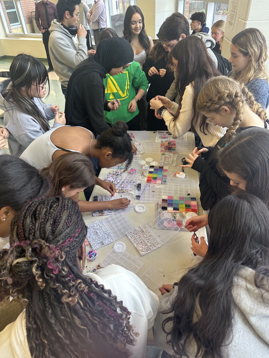 Friendhip bracelet making today ⁦<a href="/StPiusXOCSB/">St. Pius X High School</a>⁩ for Kindness Week!