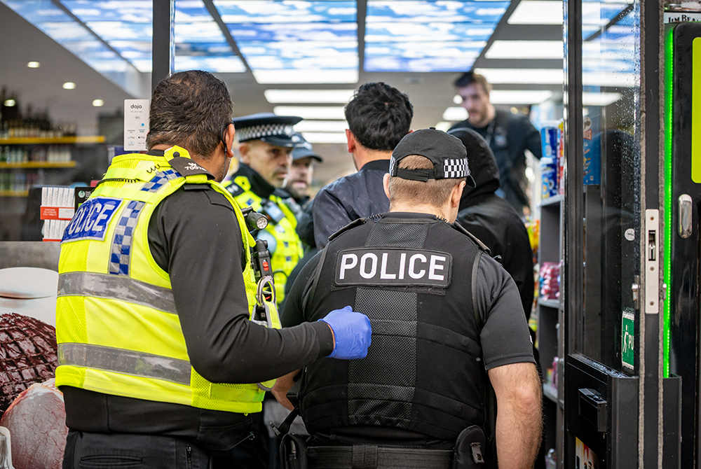 Five men have been arrested after police raided three shops in Manchester Road this morning.

Read more: bit.ly/4eIVwqJ