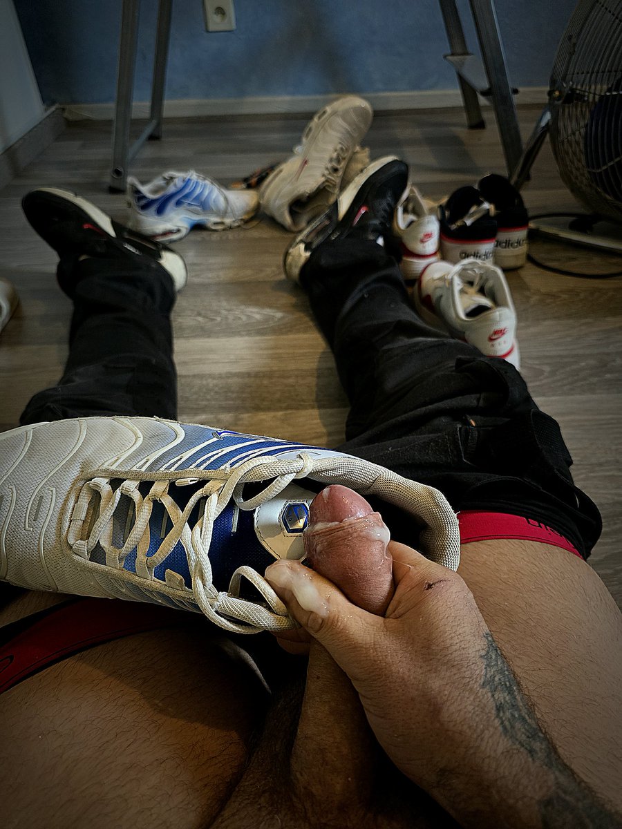 Arrosage des TN de mon client.

Plus pas de perte essuyage de ma queue dans ses chaussettes propre j'ai remises en places.

À 50 reposte je les baise toutes en vidéo.
.
.
.
.
#gay #gayporn #cum #cock #gaycum #gayfuck #gaysex #gaytoulouse #gayparis #amateur #domination #maqueue