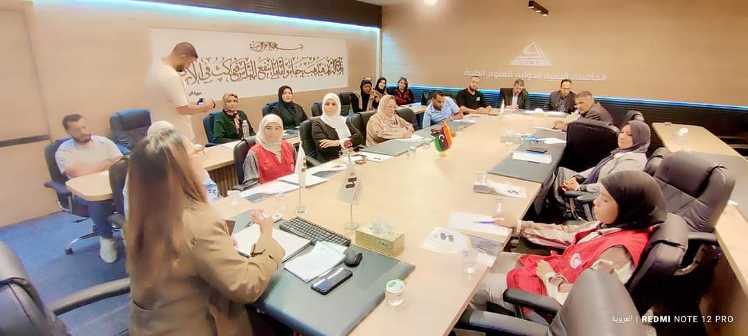 L_R_C_Benghazi's tweet photo. انعقدت الجلسة في قاعة الوحدة الوطنية بالجامعة الليبية الدولية، بحضور خبراء ومختصين تناولوا سبل تعزيز دور المرأة في مواجهة تحديات التغير المناخي. وركزت النقاشات على دور المرأة كعنصر أساسي في وضع وتنفيذ الحلول المستدامة للتحديات البيئية. https://t.co/lGdT3WraBr
