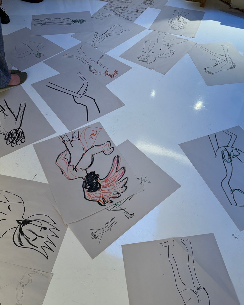 SVAContinued's tweet image. Take a look inside Experimental Drawing with Andrew Castrucci, a course with live figure drawing each week and a focus on abstracting the body. 〰️❤️‍🔥✍️ 

Photos by Nika Lopez.

#artcourses #artclassesnyc #experimentalart #drawingclass