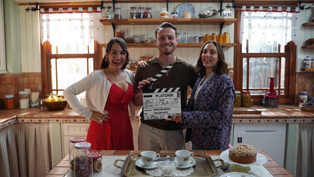 TvDunyasii's tweet photo. Gupse Özay, Öykü Karayel ve Kerem Bürsin’li #Platonik dizisinden kareler ve genel konusu:

Bir anne ve iki kızının Alaçatı’da işlettiği mütevazi butik otel, konumundan dolayı yatırımcıların ağzını sulandırır. Yakışıklı bir iş insanı, annenin kesinlikle satmak istemediği bu oteli almak için işi inada bindirir, başka bir kimlikle otelde konaklamaya karar verir ve otele giriş yaptığı anda annenin iki kızını da kendisine aşık eder. Kızlardan biri evren tarafından kendisine gönderilmiş ruh eşini bulduğunu düşünürken, diğeri ise kaderinin sonunda geldiğine emindir…