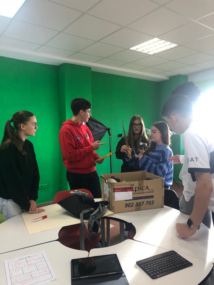 ErasmusMrm's tweet photo. Día 2 de nuestro proyecto @EUErasmusPlus #sAILingthroughchange dividido en dos partes: en la primera, se elaboraron dramatizaciones por equipos que explicaran conceptos matemáticos y físicos, para ser grabados y editados posteriormente #Matheatre @sepiegob https://t.co/GFB1qF0s0z
