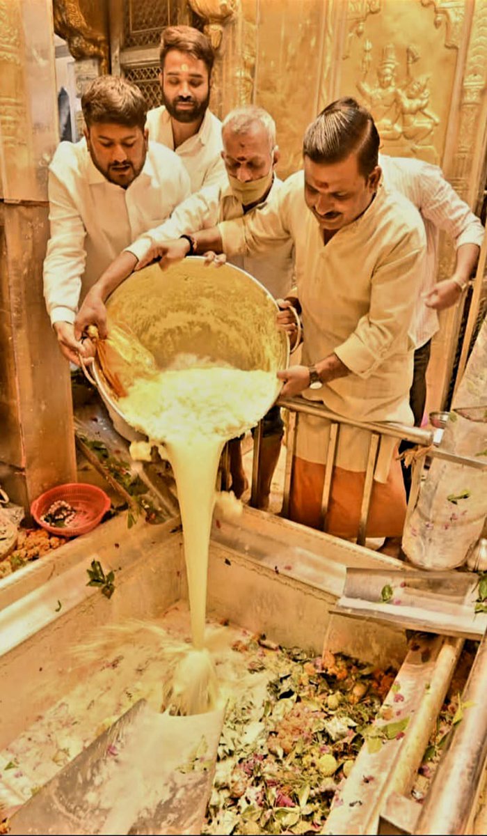 सनातन धर्मशास्त्र मान्यतानुसार 18 नवम्बर 2024  सोमवार दिन आर्द्रा नक्षत्र युक्त मार्गशीर्ष तृतीया के पावन अवसर पर विश्व के कल्याणार्थ और ज्ञात एवं अज्ञात आपदाओं से समस्त काशी और समस्त विश्व के रक्षार्थ परम् पिता परमेश्वर श्रीविश्वनाथ जी को गौ दुग्ध निर्मित मलईयों अर्पित किया गया