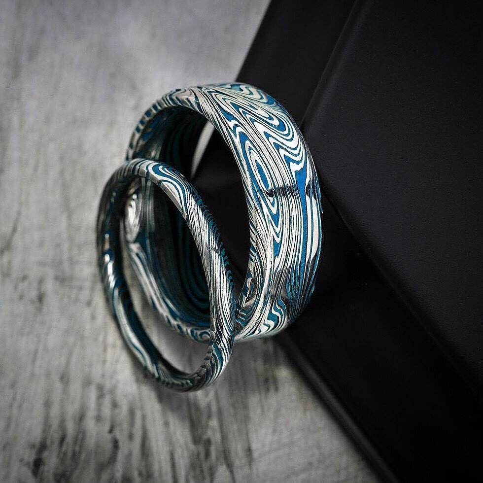revolutionrings's tweet photo. Kuro Damascus Steel with Cerakote Groove-Fill. Choose from dozens of colors!
.
.
.
#weddingring #weddingrings #customjewelry #customjewellery #customrings #weddingband #weddingbands #mensfashion #mensstyle #mensring #mensrings #revolutionjewelry https://t.co/yKv0UssS6n