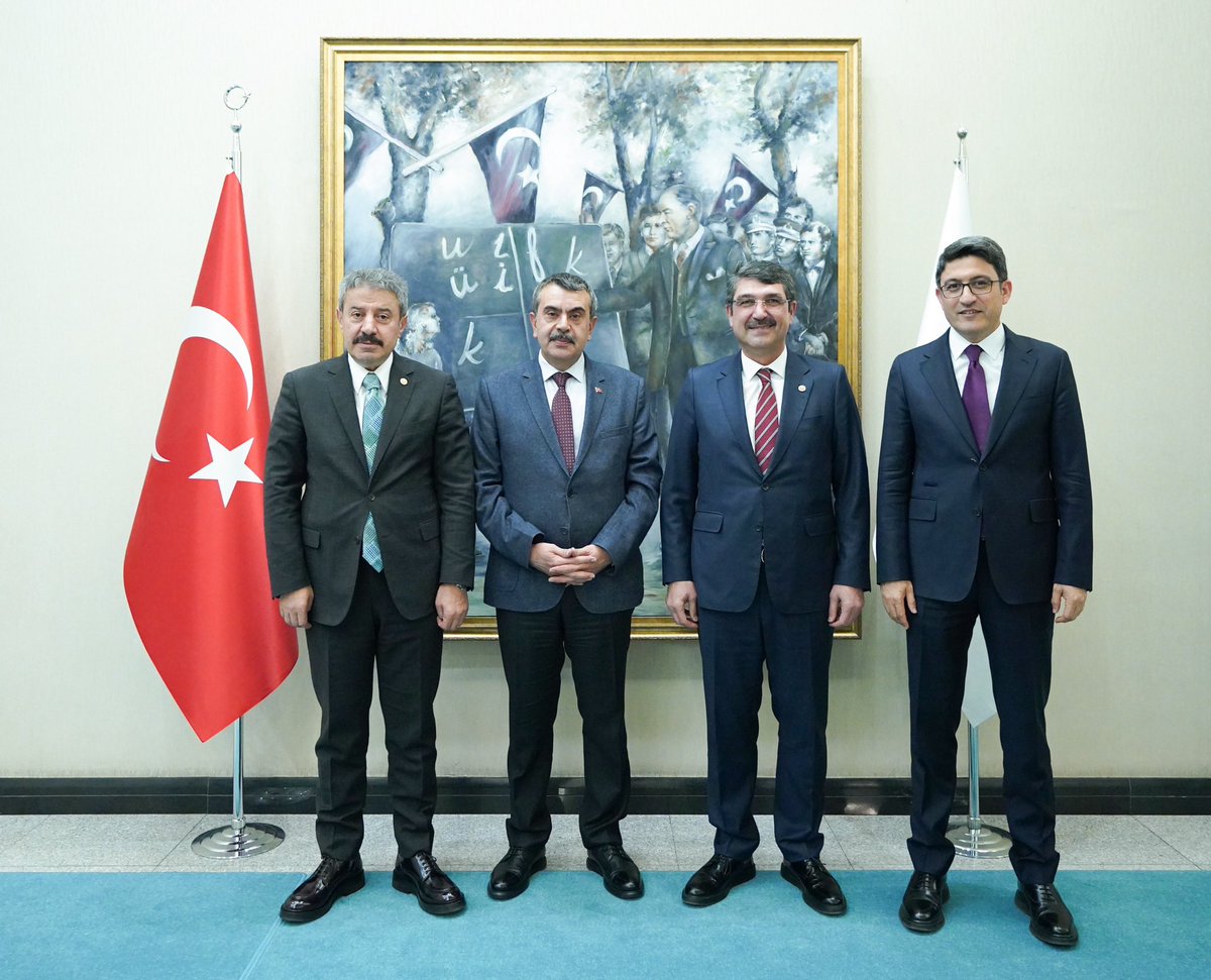 📍MEB

Milletvekili arkadaşlarımız ile birlikte Milli Eğitim Bakanımız Sayın Yusuf Tekin’i makamında ziyaret ettik. 
Sayın Bakanımızın, milletimizin inanç özgürlüğü yolunda yaşadığı zorlukları hatırlatan ve bu konudaki hassasiyetlere dikkat çeken duruşunu sonuna kadar