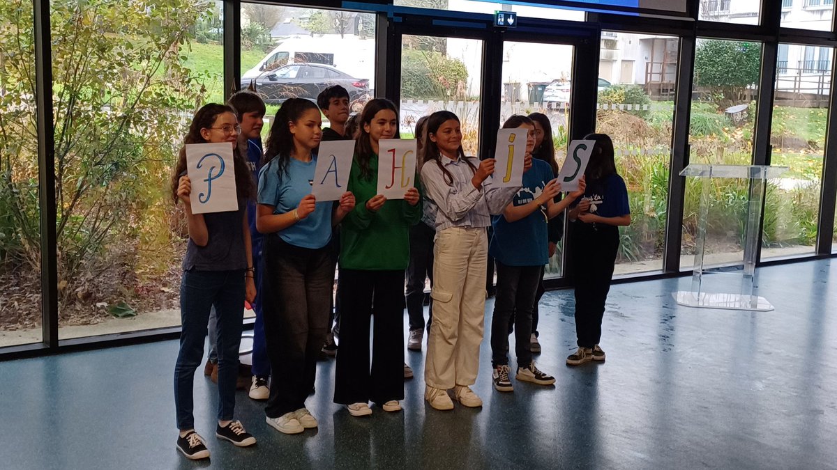 AmiralBrest's tweet photo. 20 ans du Pôle Ibérique : les élèves de cinquième de la section internationale du collège des 4 Moulins dévoilent le nouveau nom du réseau : PaHis (Parcours Hispanique) https://t.co/43ty72GnPb