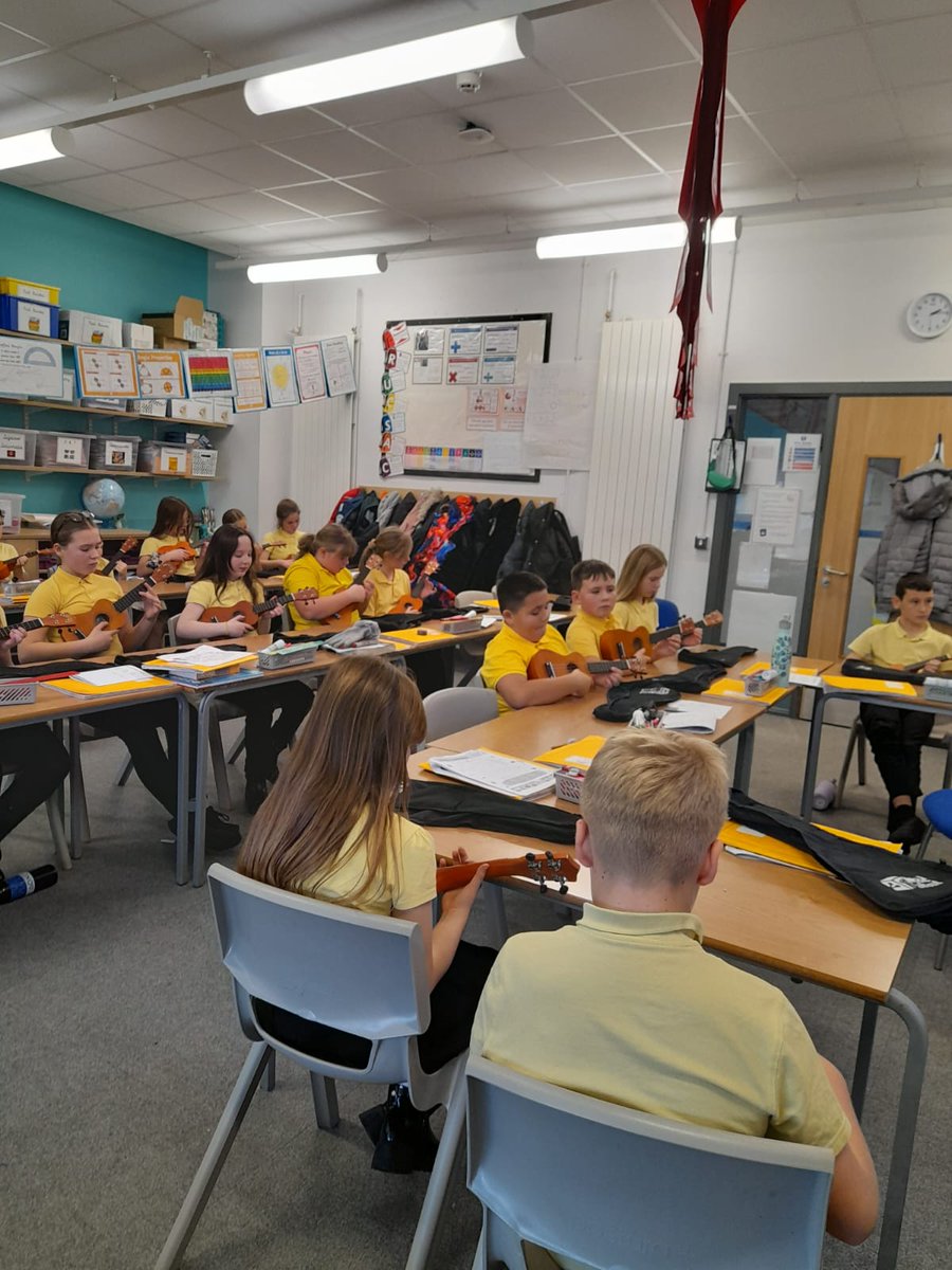 EastfieldPSHull's tweet image. #6CW enjoyed their first ukulele lesson today! 🎵 #EPSMusic