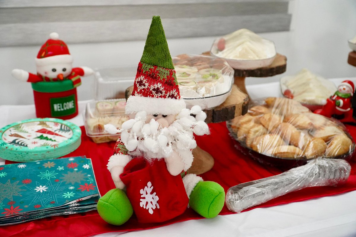 El Tribunal Superior Electoral da inicio a la Navidad en la oficina de Atención al Ciudadano en la ciudad de Santiago en un compartir de los colaboradores.

La jueza titular, <a href="/charo_fondeur/">Charo Fondeur</a> en representación del Pleno en compañía de los jueces suplentes Juan Manuel Garrido