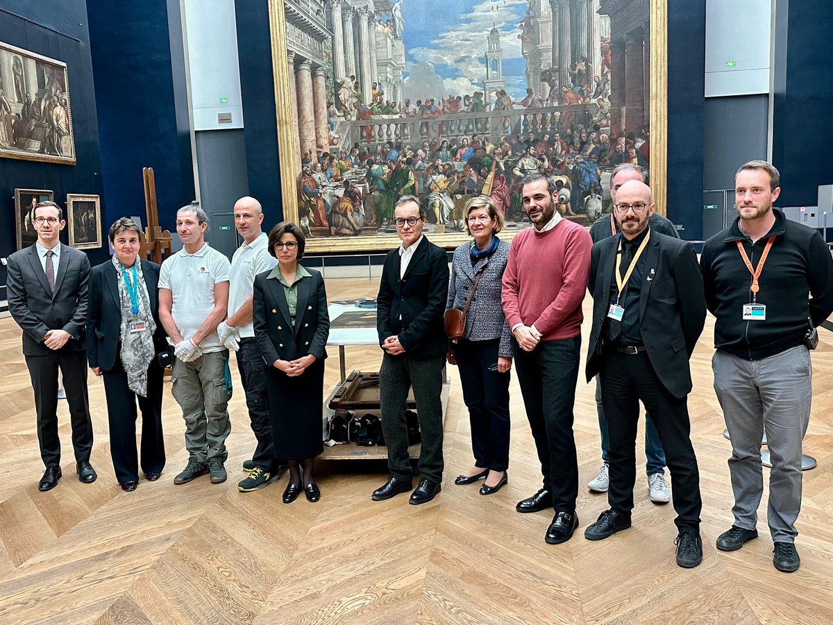 🖼️ Temps suspendu au <a href="/MuseeLouvre/">Musée du Louvre</a>. L’examen annuel de la Joconde va permettre de vérifier son état de conservation. Merci aux experts mobilisés pour la préservation de ce trésor national de renommée mondiale. Et merci à Laurence des Cars et aux équipes du musée pour leur accueil