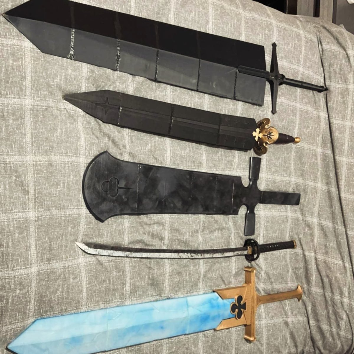 TH3_HUMAN_WOLF's tweet image. Finally completed the 5 swords that asta has welded 
Thank you @pew_dab for allowing me to build these for you