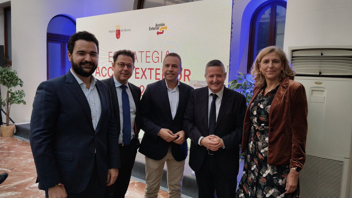 El Real Casino de Murcia ha acogido esta mañana la presentación del marco estratégico de Acción Exterior de la Región de Murcia, donde ha asistido la concejal de Gobierno Abierto, Promoción Económica y Empleo, <a href="/MerBernabe/">Mercedes Bernabé</a>