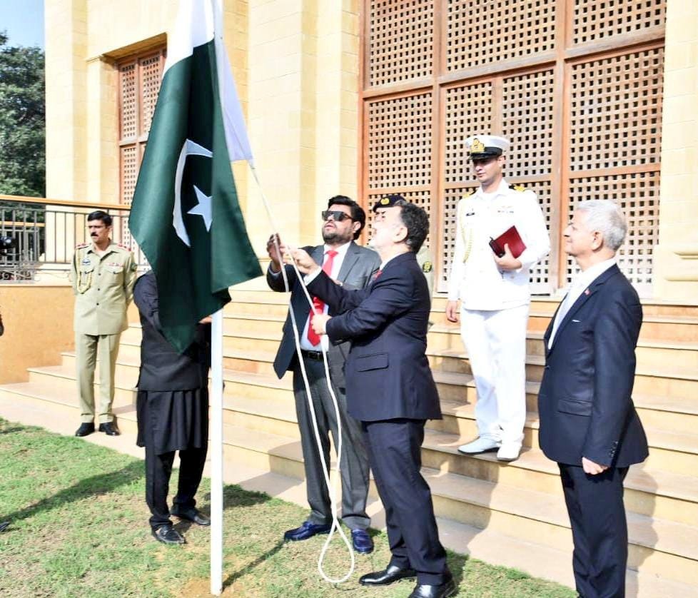 KamranTessoriPk's tweet photo. ترکیہ کے سفیر عرفان نذیر اوگلو نے قونصل جنرل Cemal Sangu کے ہمراہ گورنر ہاﺅس میں ملاقات کی ۔ملاقات میں ترکیہ سفیر سے کہا کہ پاک ترکیہ دوطرفہ تعلقات سے بھرپور فائدہ حاصل کرنا چاہتے ہیں۔ ترکیہ کے سرمایہ کار کو صوبہ میں سرمایہ کاری کی دعوت بھی دی۔ ترکیہ سے تجارت میں اضافہ اولین ترجیح ہے اس ضمن میں سفارت کاری اہم ثابت ہوگی۔ ترکیہ سفیر نے کہا کہ ترکیہ کے سرمایہ کار صوبہ کے مختلف شعبوں میں بھرپور دلچسپی رکھتے ہیں۔ ترکیہ سفیر نے قائد اعظم کے تاریخی کمرہ کا دورہ کیا اور وہاں رکھی ہوئی اشیاء سے متعلق آگاہی حاصل کی۔ گورنر ہاﺅس میں ترکیہ سفیر نے پرچم کشائی اور شجر کاری مہم کے تحت پودا بھی لگایا۔ میڈیا سے گفتگو کرتے ہوئے کہا کہ پاک ترکیہ دوطرفہ تعلقات اب دوستی میں تبدیل ہوچکے ہیں۔ ترکیہ نے ہر مشکل وقت میں ساتھ دیا۔ صوبہ میں ترکیہ سرمایہ کاروں کی دلچسپی خوش آئند ہے۔ ترکیہ سفیر عرفان نذیر اوگلو نے کہا کہ دفاعی نمائش آئیڈیاز 2024ء میں ایک بڑا اسٹال ترکیہ کا ہے۔ اہل ترکیہ پاکستان کو معاشی اور دفاعی لحاظ سے مضبوط دیکھنا چاہتے ہیں۔