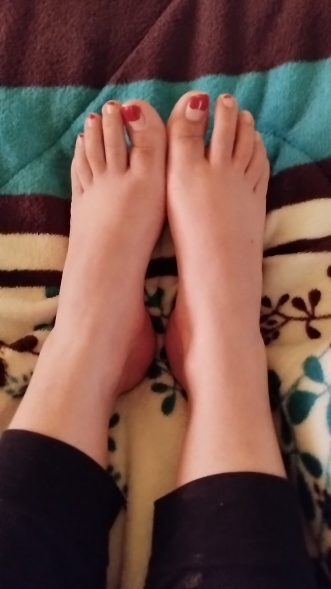 JennyAphenoret's tweet photo. @gabrielafenix7 Regresando me haré pedicure 👀 https://t.co/F7vZb5V3wr